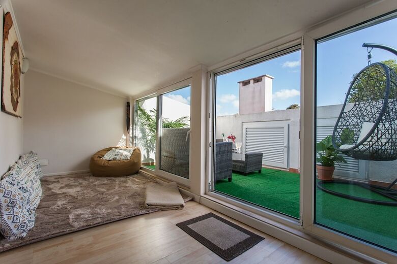 Liberty Penthouse Three-bedroom Apartment - By Lu Holidays