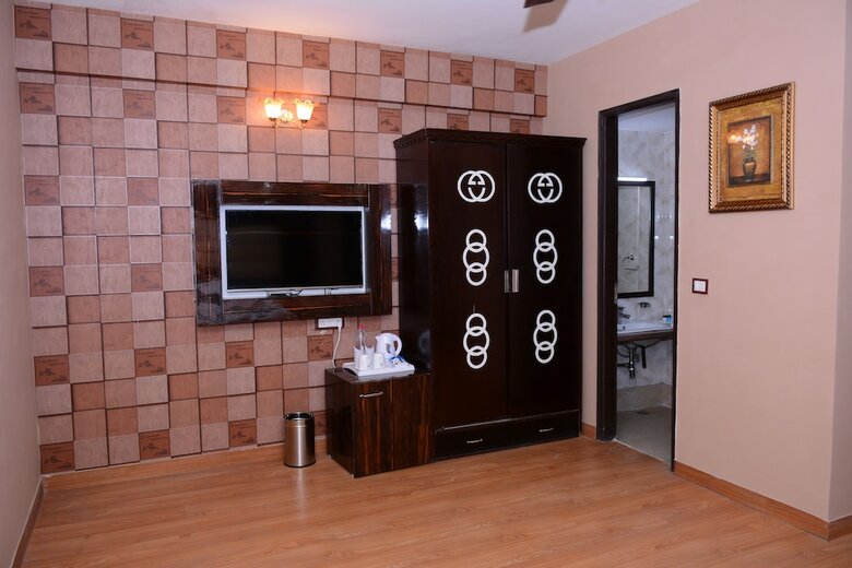 Hotel S. K Crown Park Naraina