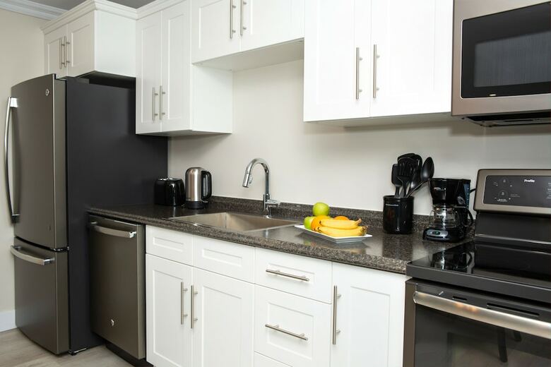 Hotel Royal Inn & Suites