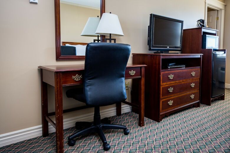 Hotel Royal Inn & Suites