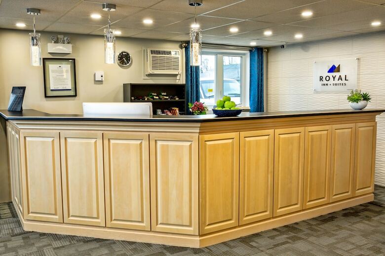 Hotel Royal Inn & Suites
