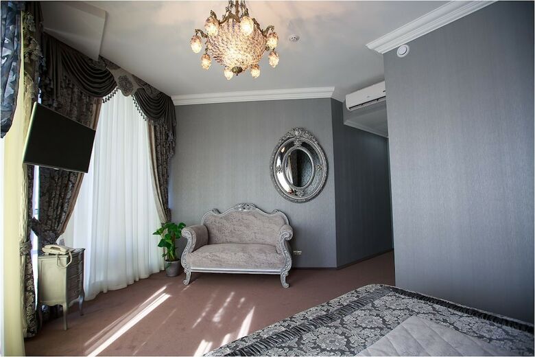 Hotel Lybid Plaza