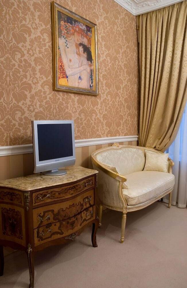 Hotel Lybid Plaza