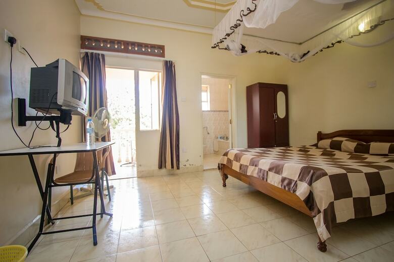 Golden Tripod Hotel