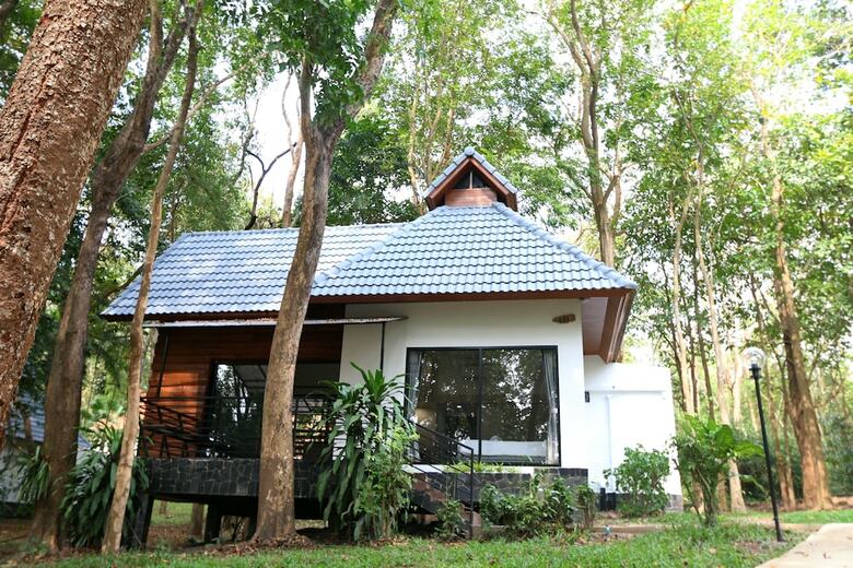 Hotel Sappraiwan Elephant Resort & Sanctuary
