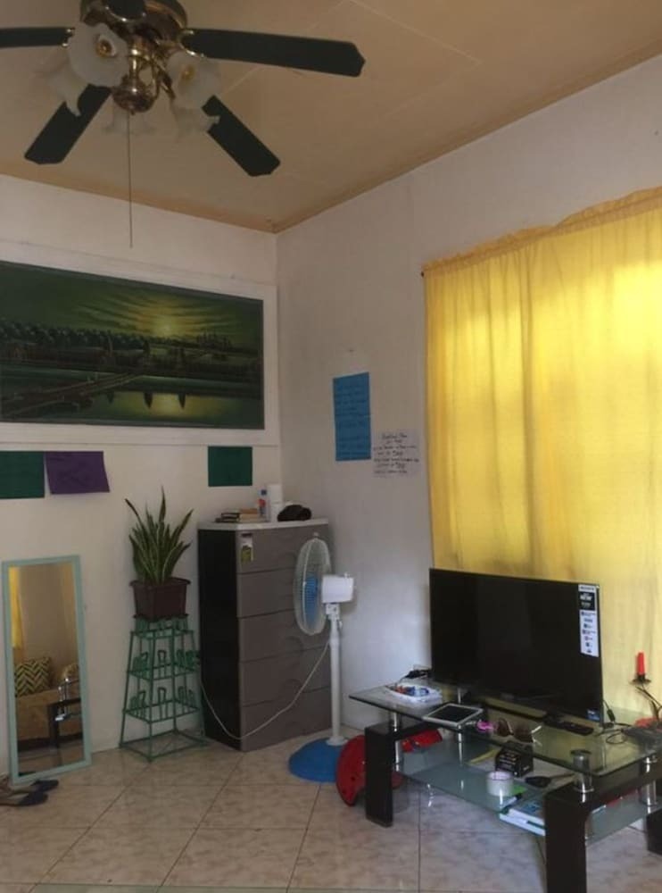 Hostal J & C Guesthouse