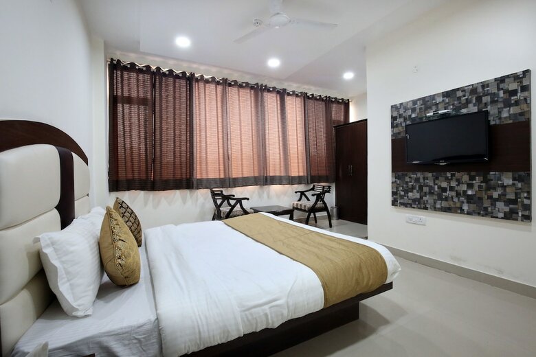 Oyo 4856 Hotel The Benz