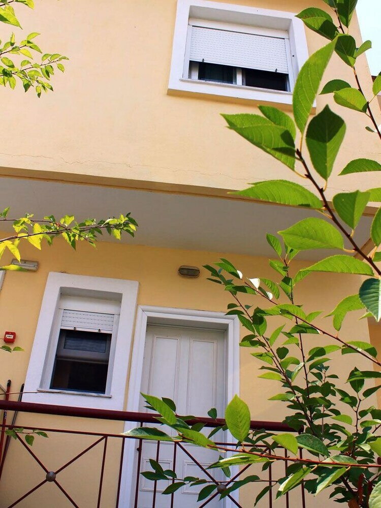 Apartamentos Siviri Rental Houses