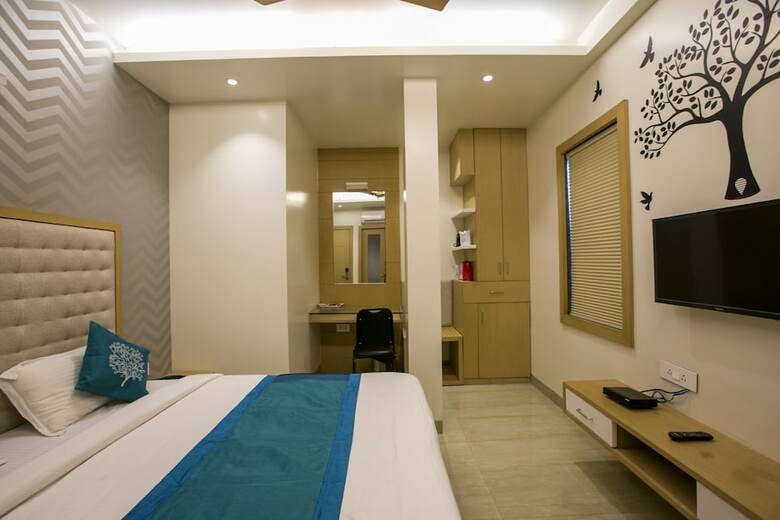 Oyo 3774 Hotel Naman Palace