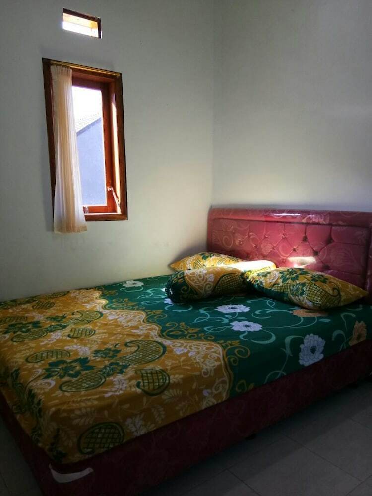 Bed & Breakfast Agung Safira Homestay