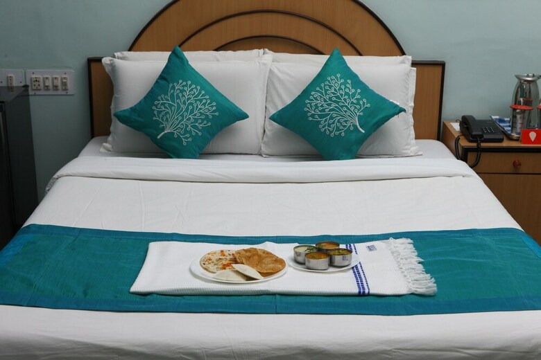 Hotel Oyo 7829 Santhi Inn