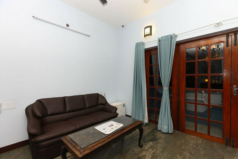 Hotel Oyo 7829 Santhi Inn