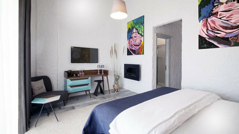 The Six Ala�at? Hotel