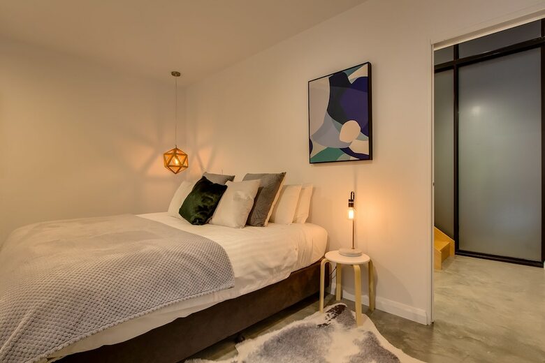 White Room Apartments