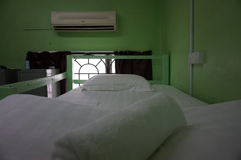 Hostal Three Little Birds Home - Hostel