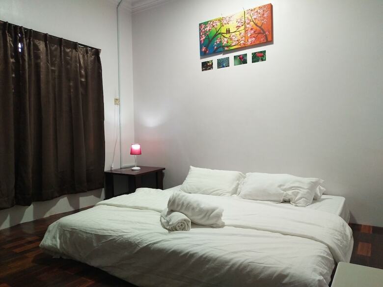 Hostal Three Little Birds Home - Hostel