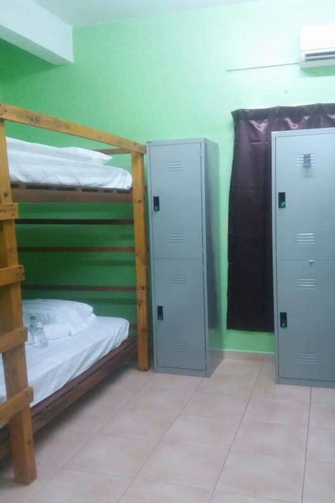 Hostal Three Little Birds Home - Hostel