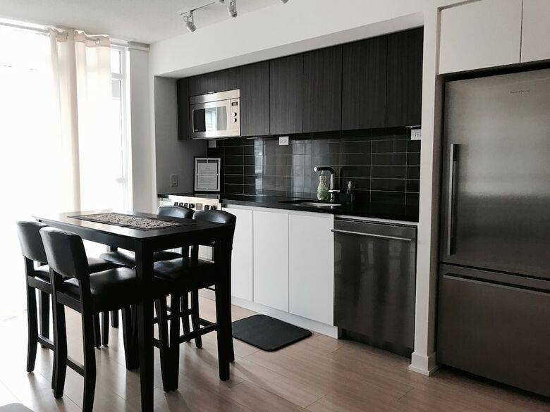 Beautiful Home By Rogers Centre