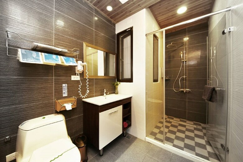 Hotel Happiness Is Coming (Sunwater)