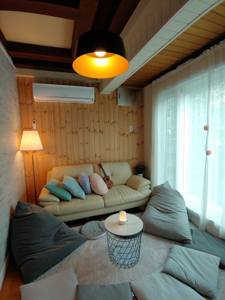 Hotel Slippers N Sippers Guesthouse
