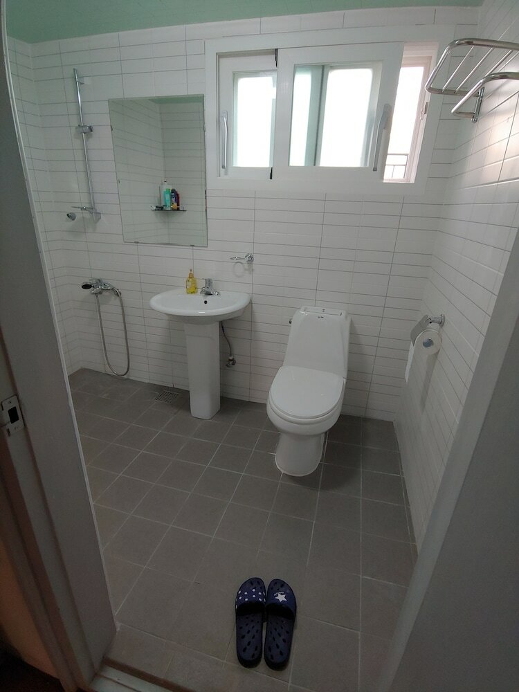 Hotel Slippers N Sippers Guesthouse