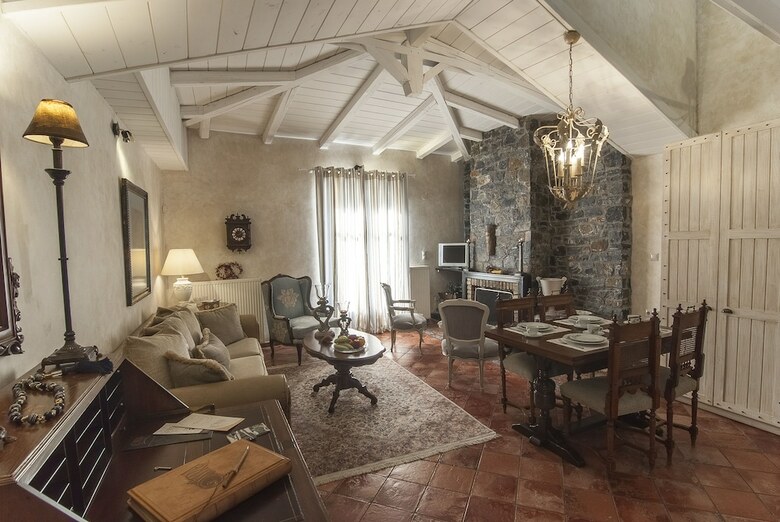 Hotel Ostra Mainalon Luxury Suites