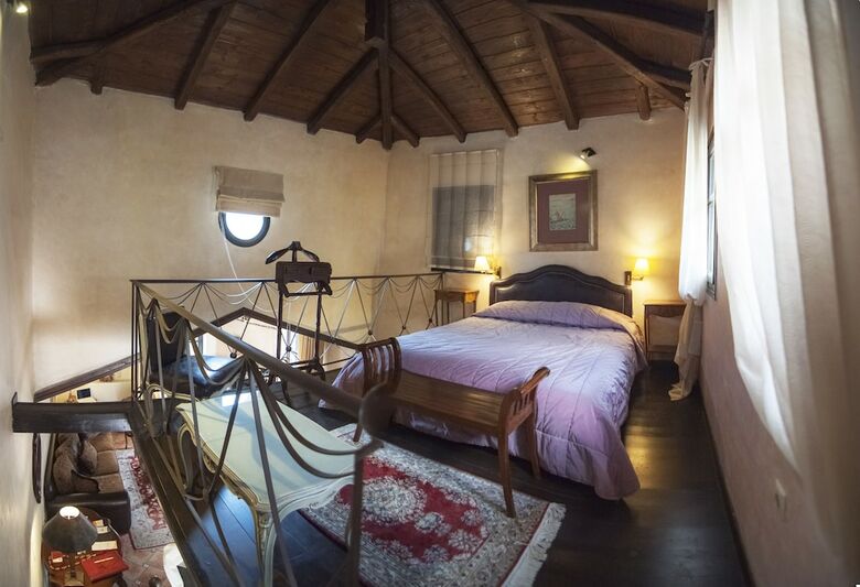 Hotel Ostra Mainalon Luxury Suites
