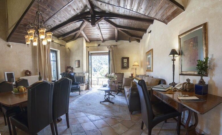 Hotel Ostra Mainalon Luxury Suites