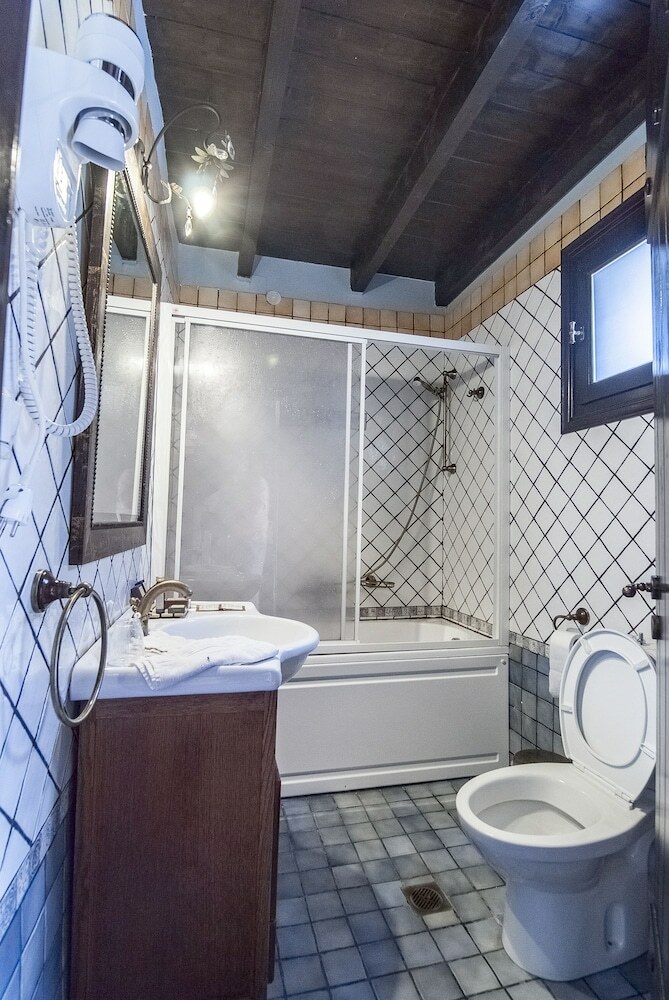 Hotel Ostra Mainalon Luxury Suites