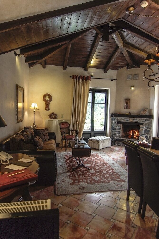 Hotel Ostra Mainalon Luxury Suites