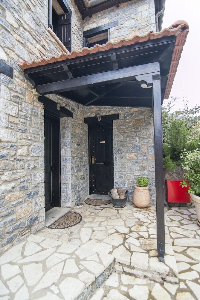 Hotel Ostra Mainalon Luxury Suites