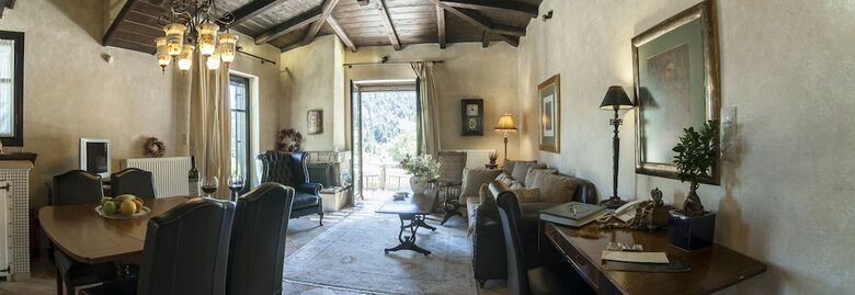 Hotel Ostra Mainalon Luxury Suites