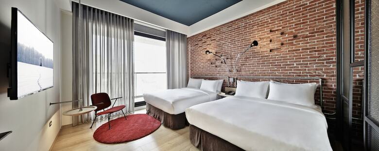 U.i.j Hotel & Hostel
