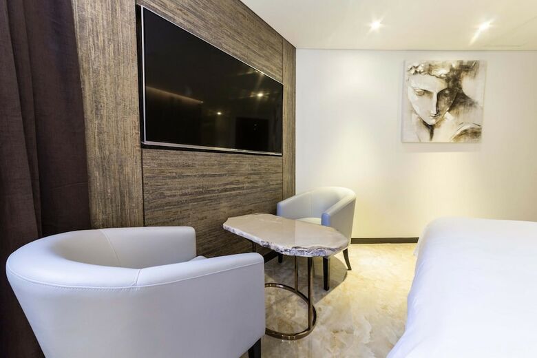 Hotel Indi Present