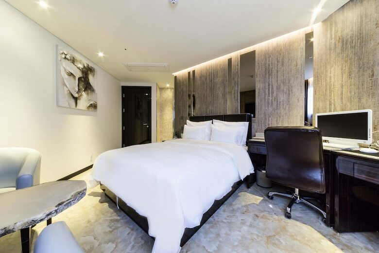 Hotel Indi Present