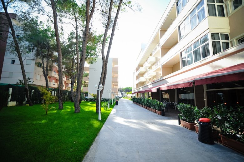 Hotel Sandy Beach Resort
