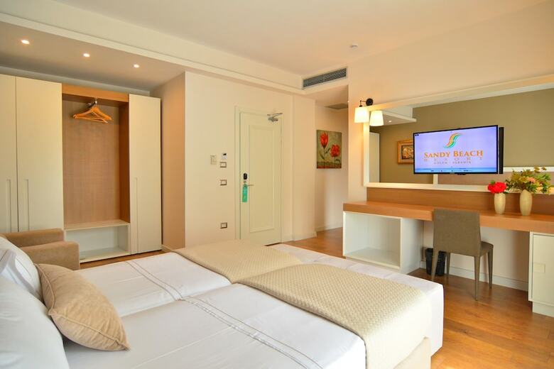 Hotel Sandy Beach Resort