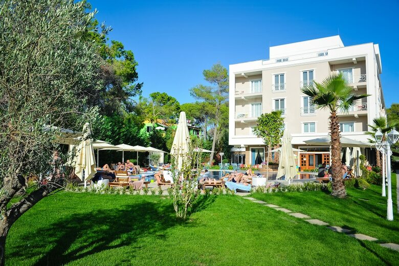 Hotel Sandy Beach Resort