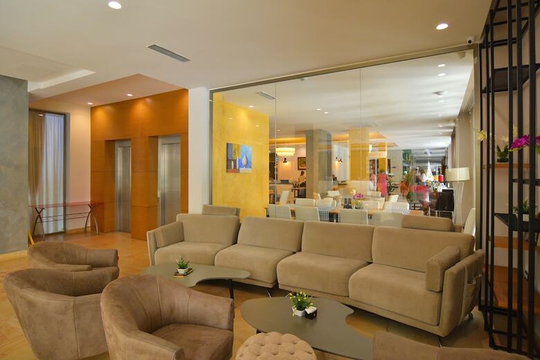 Hotel Sandy Beach Resort