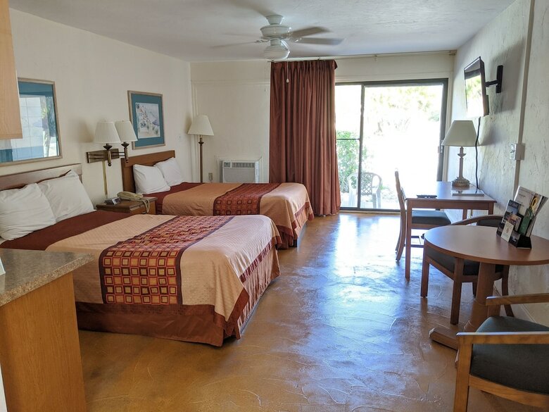 Hotel Golden Host Resort