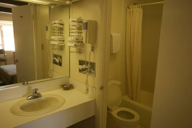 Hotel Golden Host Resort