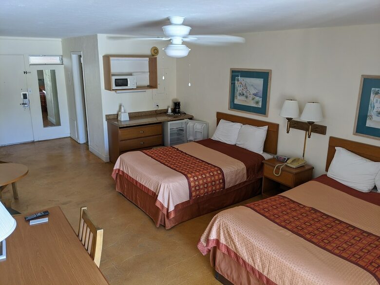Hotel Golden Host Resort