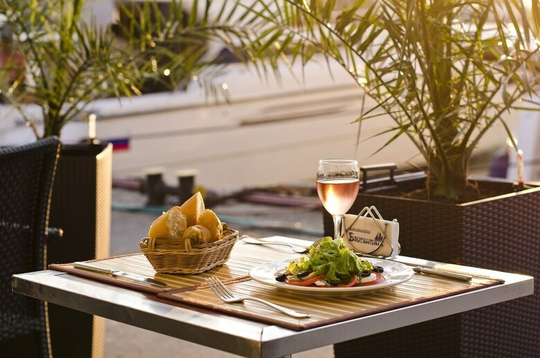 Marina Yacht Hotel