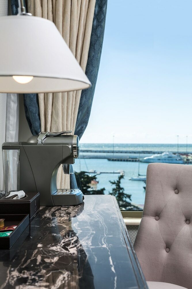 Marina Yacht Hotel
