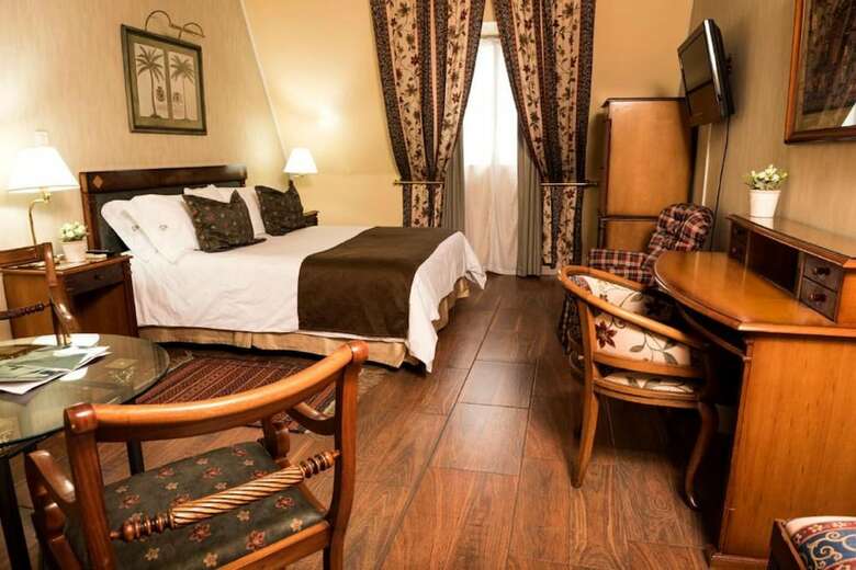 Hotel Mayflower Suites