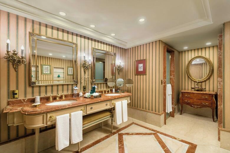 Park Tower - A Luxury Collection Hotel