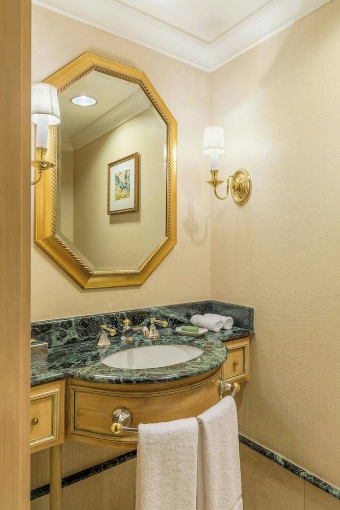 Park Tower - A Luxury Collection Hotel