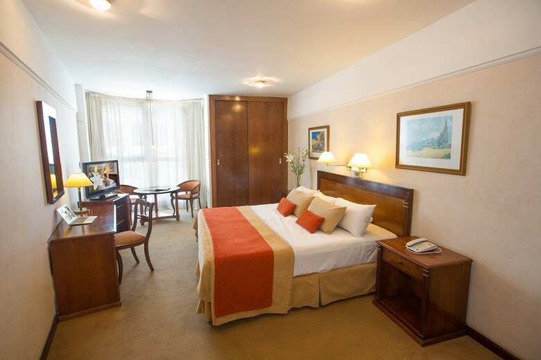 Reconquista Plaza Hotel