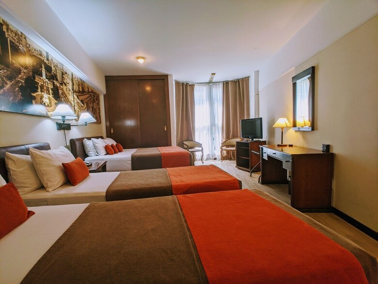 Reconquista Plaza Hotel