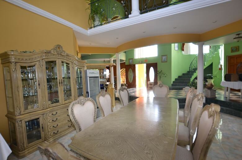 Dream Castle Villa, Montego Bay 8br